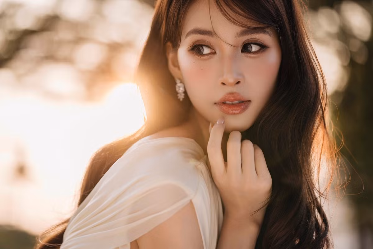 Giữa nhiều hoa hậu theo đuổi hình ảnh cá tính hoặc gợi cảm táo bạo, Tiểu Vy vẫn duy trì phong cách trẻ trung, tinh tế và nói không với ồn ào thị phi.