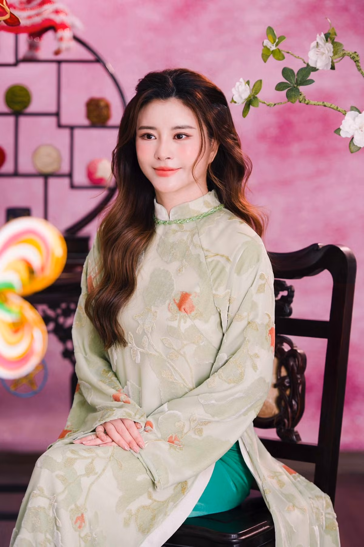 Khác với hình ảnh quen thuộc trước đây, Kim Oanh hiện tại gây ấn tượng bởi vẻ ngoài trẻ trung, nhẹ nhàng mà vẫn giữ được nét duyên dáng vốn có.