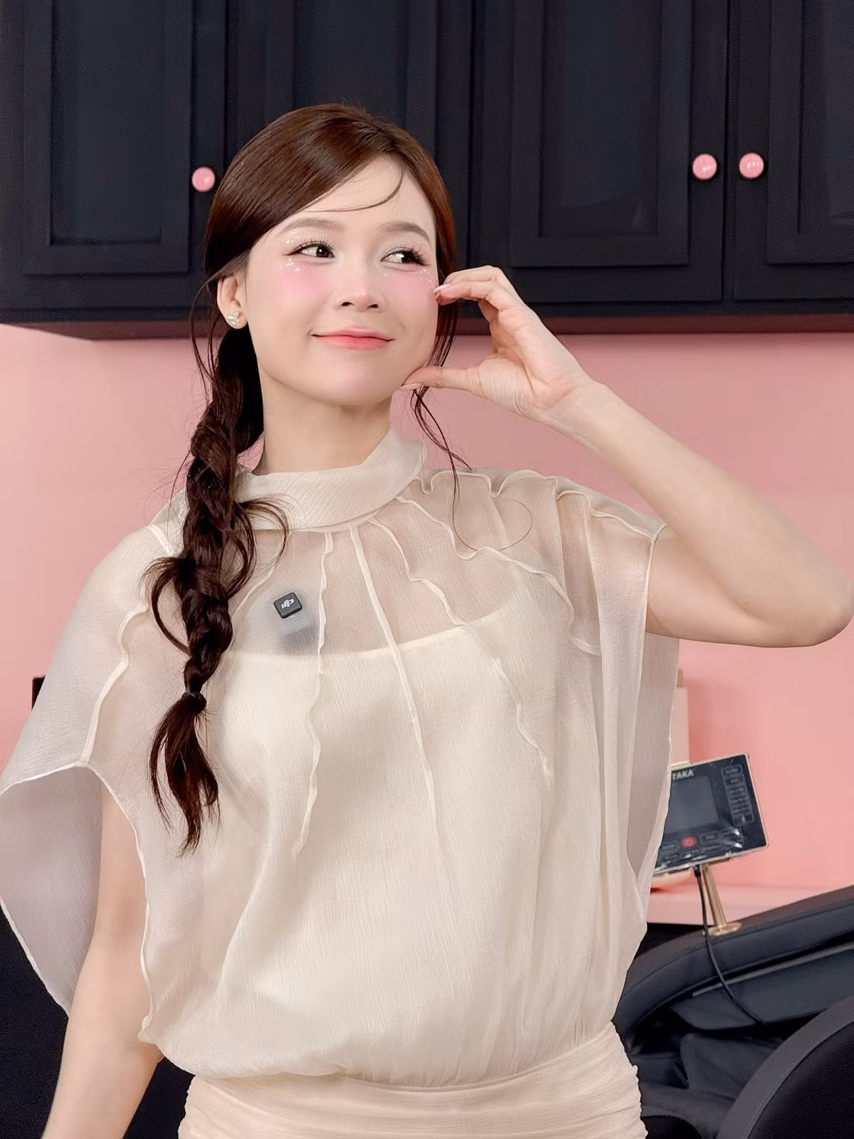 Dù đã trải qua hai lần sinh nở, Sam vẫn giữ được nhan sắc “không tuổi”.