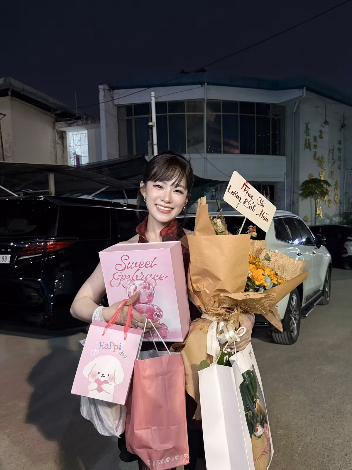 Dù đã bước sang tuổi 42, nữ ca sĩ vẫn giữ được diện mạo trẻ trung với gương mặt tươi tắn, làn da trắng sáng và gần như không lộ dấu hiệu tuổi tác.