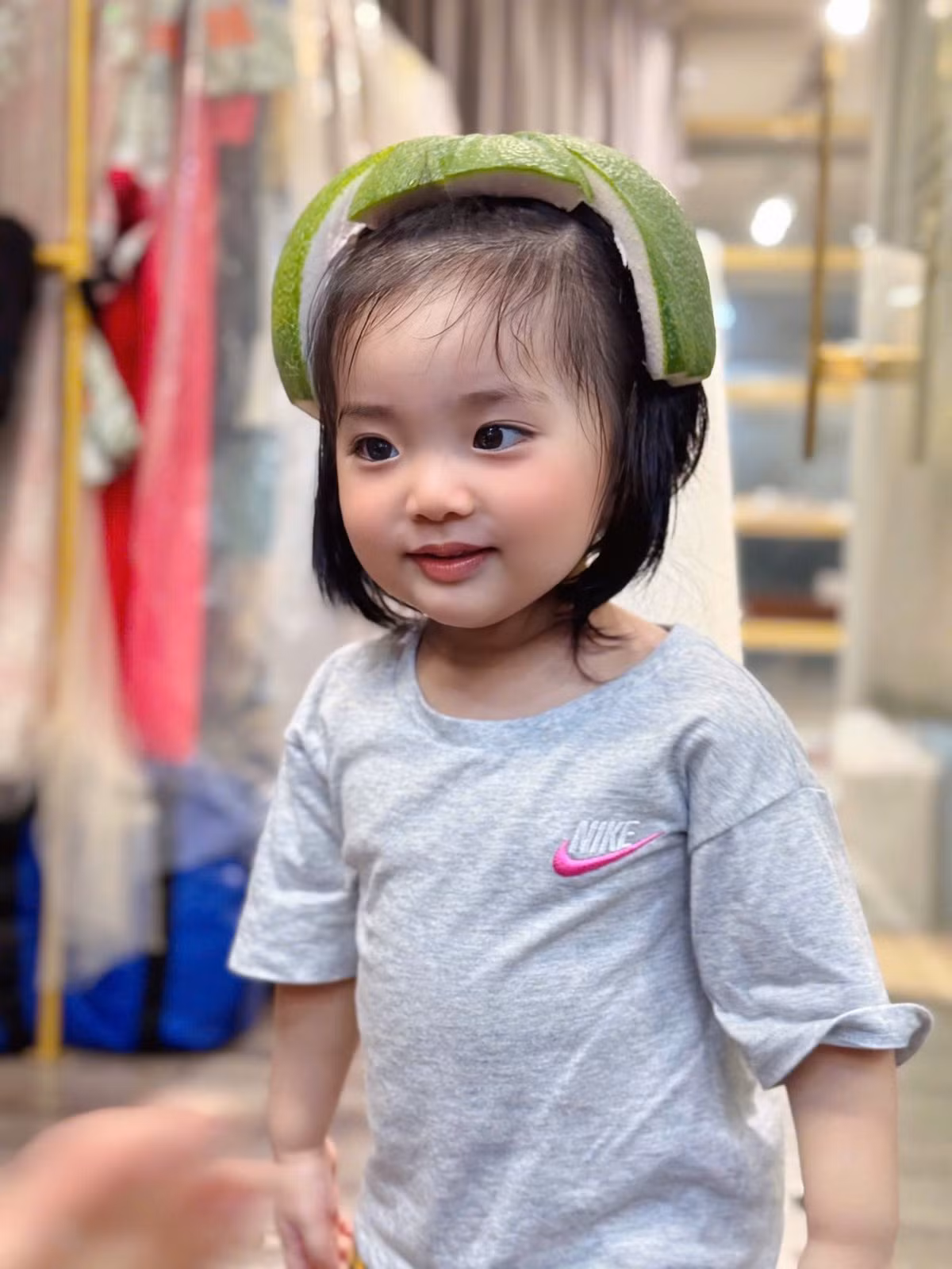 Phan Hiển khoe mũ bảo hiểm độc lạ bằng vỏ bưởi của ái nữ út. Ảnh: FB Nguyễn Đoàn Phan Hiển
