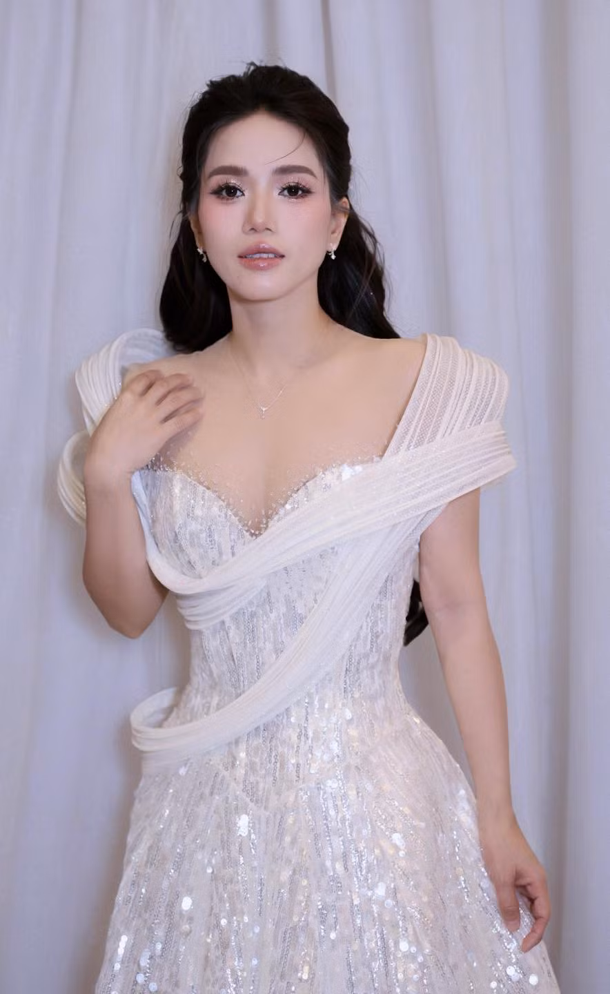 Không còn vẻ ngoài kín đáo, đơn giản như trước, giọng ca sinh năm 1990 giờ đây xuất hiện với phong cách thời trang đa dạng, trẻ trung và có phần gợi cảm.