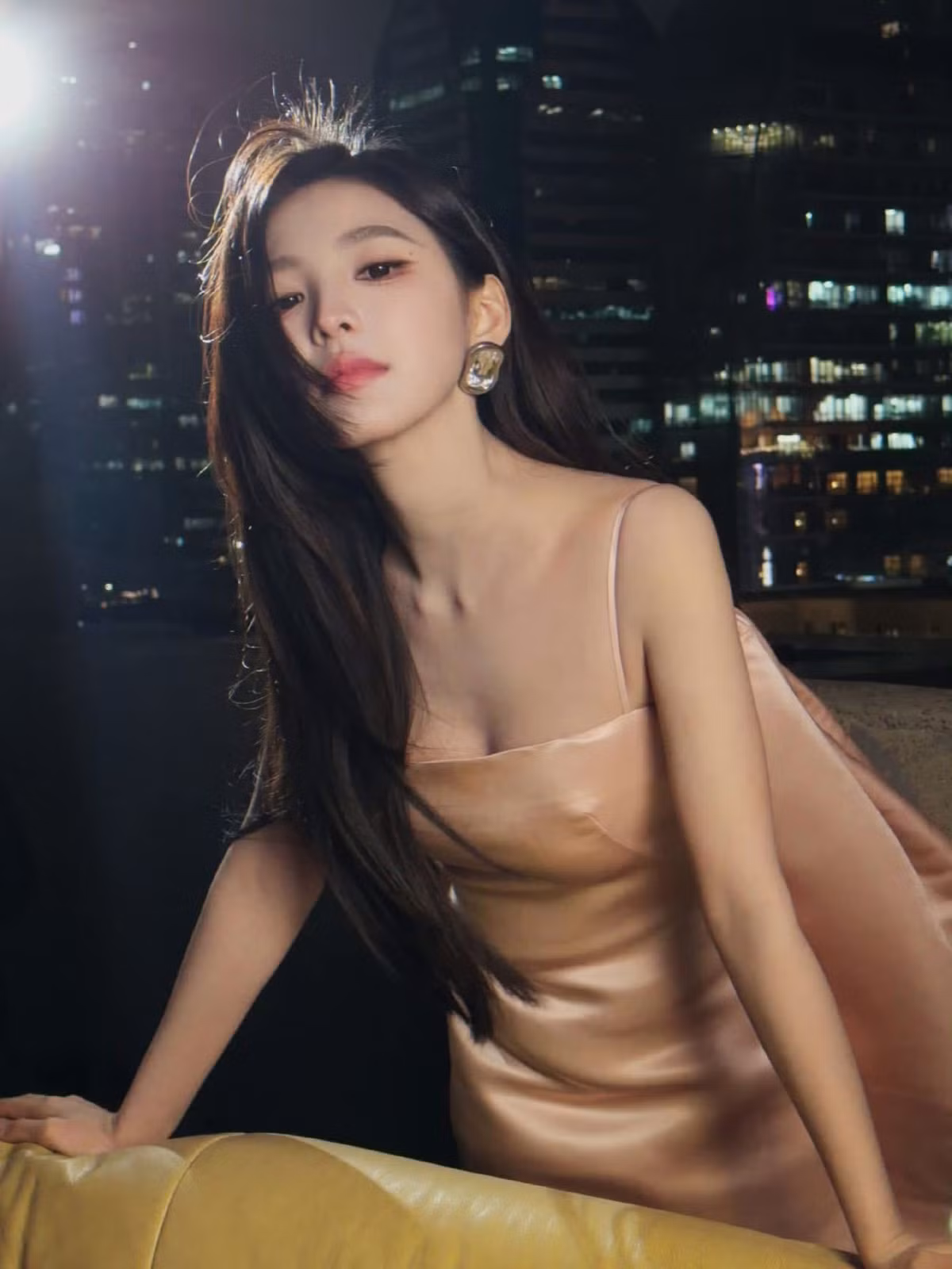 Chương Nhược Nam dần phù hợp với hình tượng quyến rũ, mang hơi hướng trưởng thành – điều từng hiếm thấy ở cô trong giai đoạn đầu sự nghiệp.