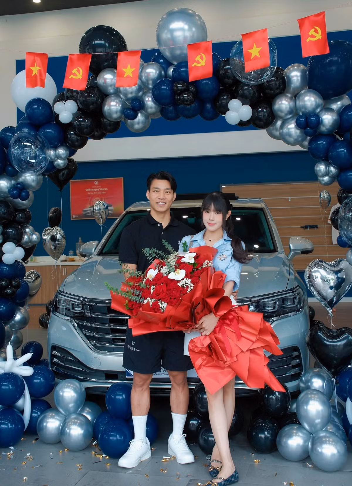 Mới đây, cặp đôi gây chú ý khi cùng xuất hiện trong ngày nhận thêm một chiếc xe 7 chỗ cho gia đình.