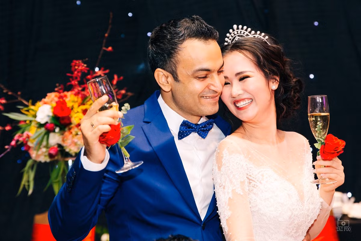 Năm 2019, Võ Hạ Trâm bước vào cuộc sống hôn nhân với doanh nhân Vikas – Chủ tịch một công ty chuyên về đá hoa cương đang làm việc tại Việt Nam. Từ đó đến nay, tổ ấm Việt – Ấn của nữ ca sĩ luôn nhận được sự ngưỡng mộ bởi sự êm ấm, bền chặt và tràn đầy yêu thương.