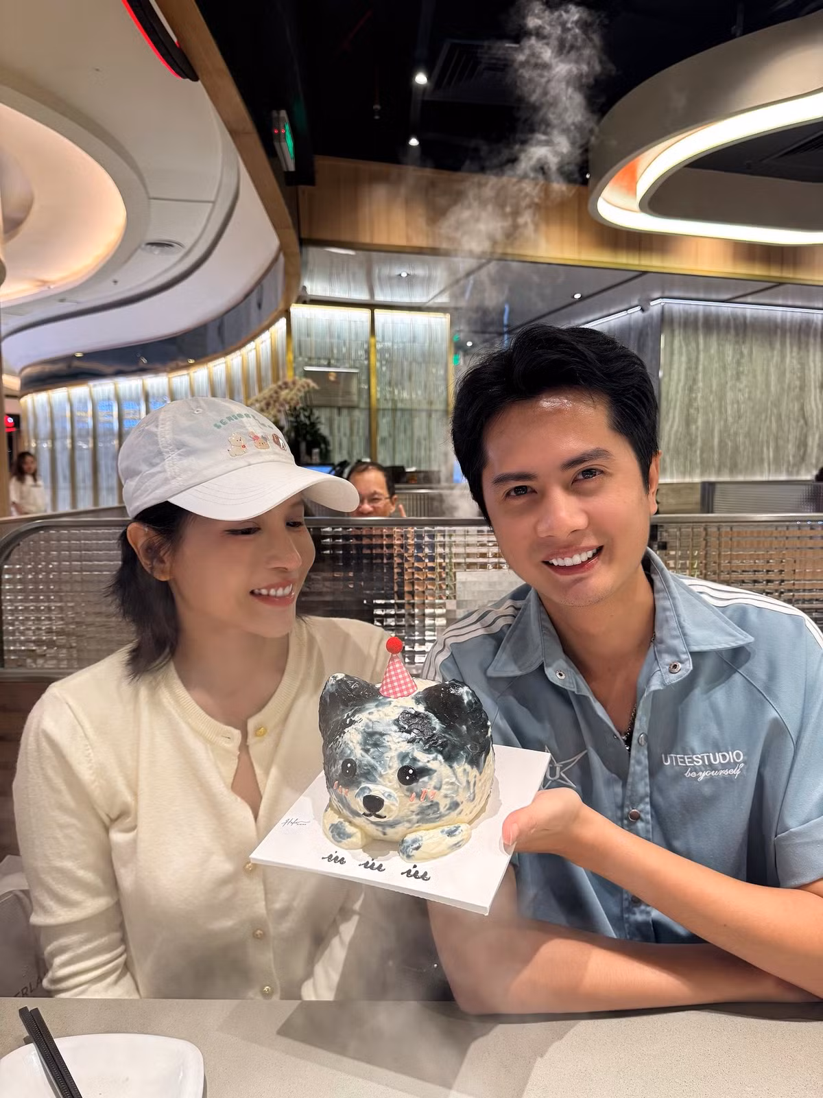 Huỳnh Phương mừng tuổi mới bên Khả Như. Ảnh: FB Huỳnh Phương