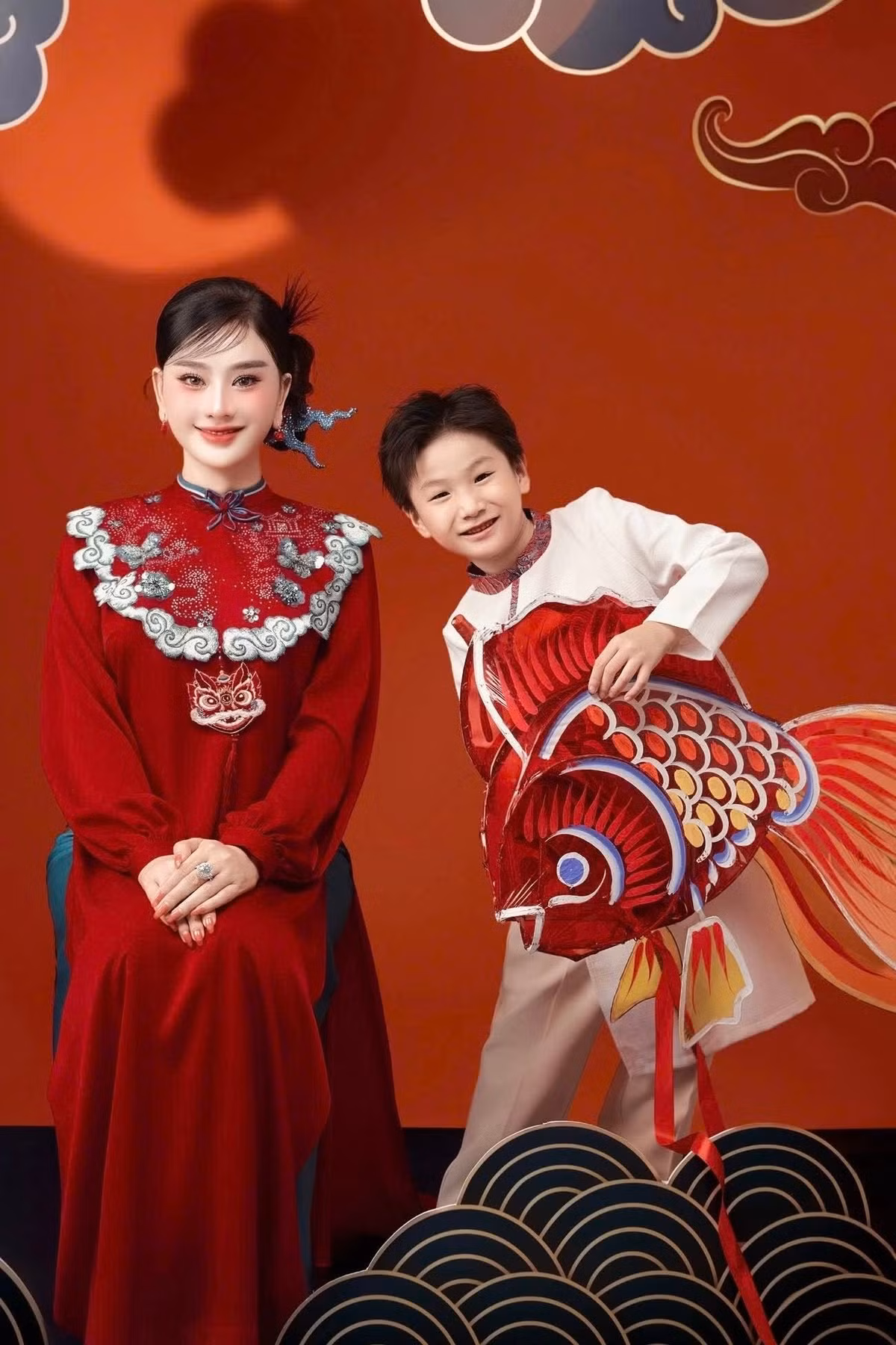 Tin tức sao Việt 6/10: Lâm Khánh Chi chụp bộ ảnh Trung thu cùng con trai. Ảnh: FB Lâm Khánh Chi