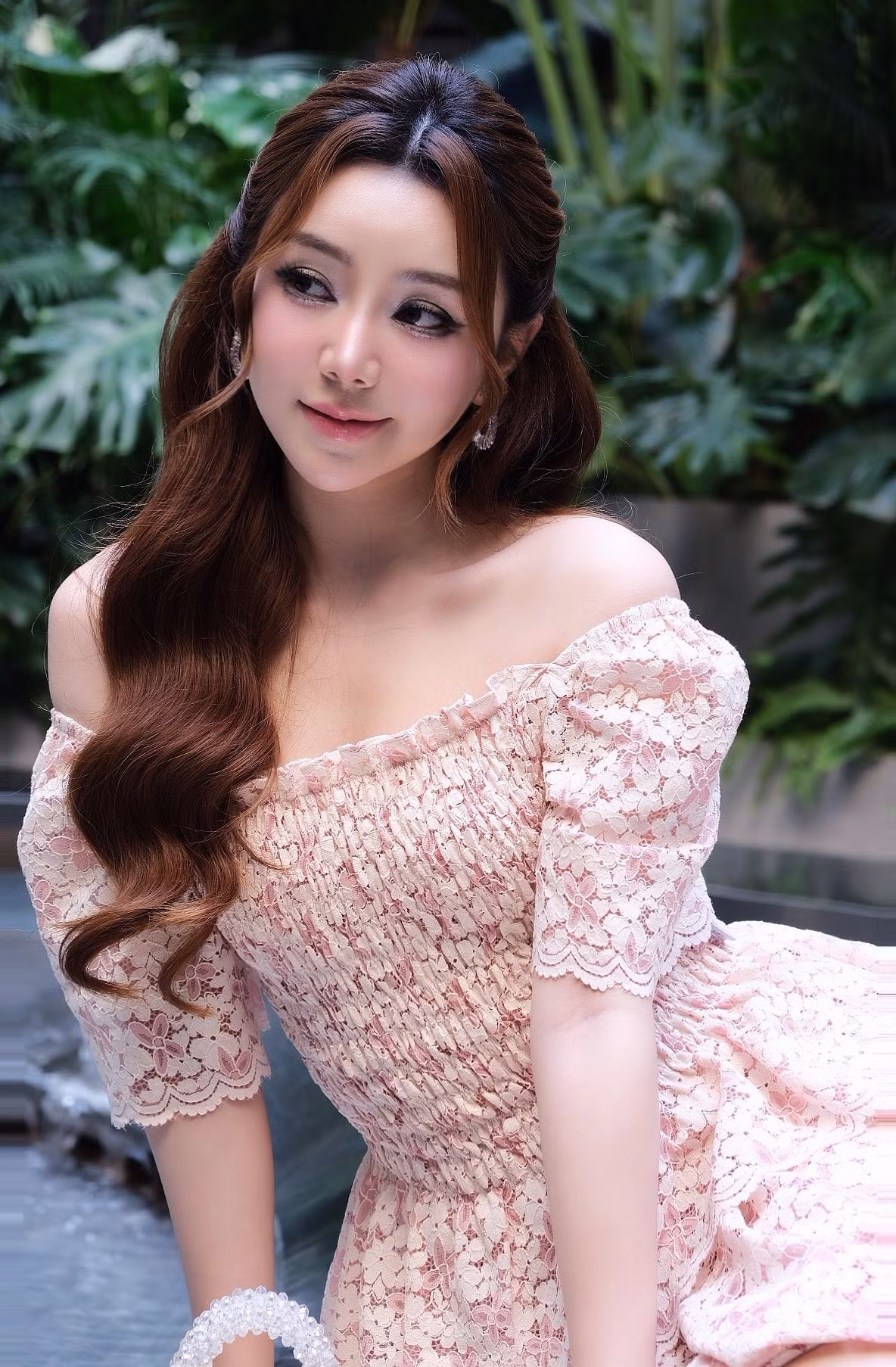 Diễn viên Quỳnh Kool đăng trạng thái: "Ai cũng tưởng mình có người yêu. Làm mình cũng tưởng vậy". Ảnh: FB Quỳnh Nguyễn