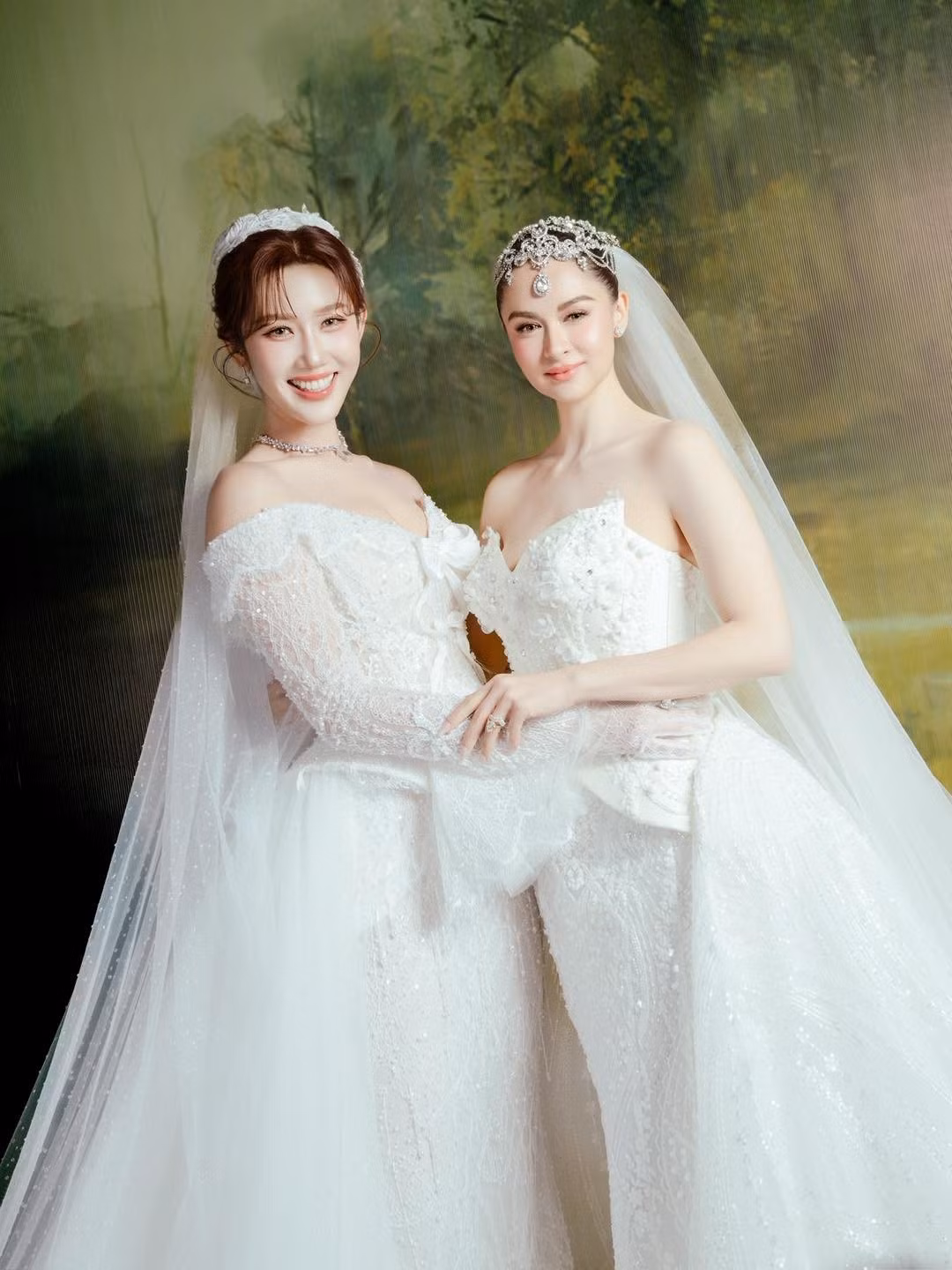 Khoảnh khắc Thuý Ngân cùng Marian Rivera diện váy cưới lộng lẫy tại một sự kiện gần đây nhanh chóng trở thành tâm điểm mạng xã hội. Cả hai người đẹp đều toát lên vẻ kiêu sa, cuốn hút khiến khán giả khó rời mắt.