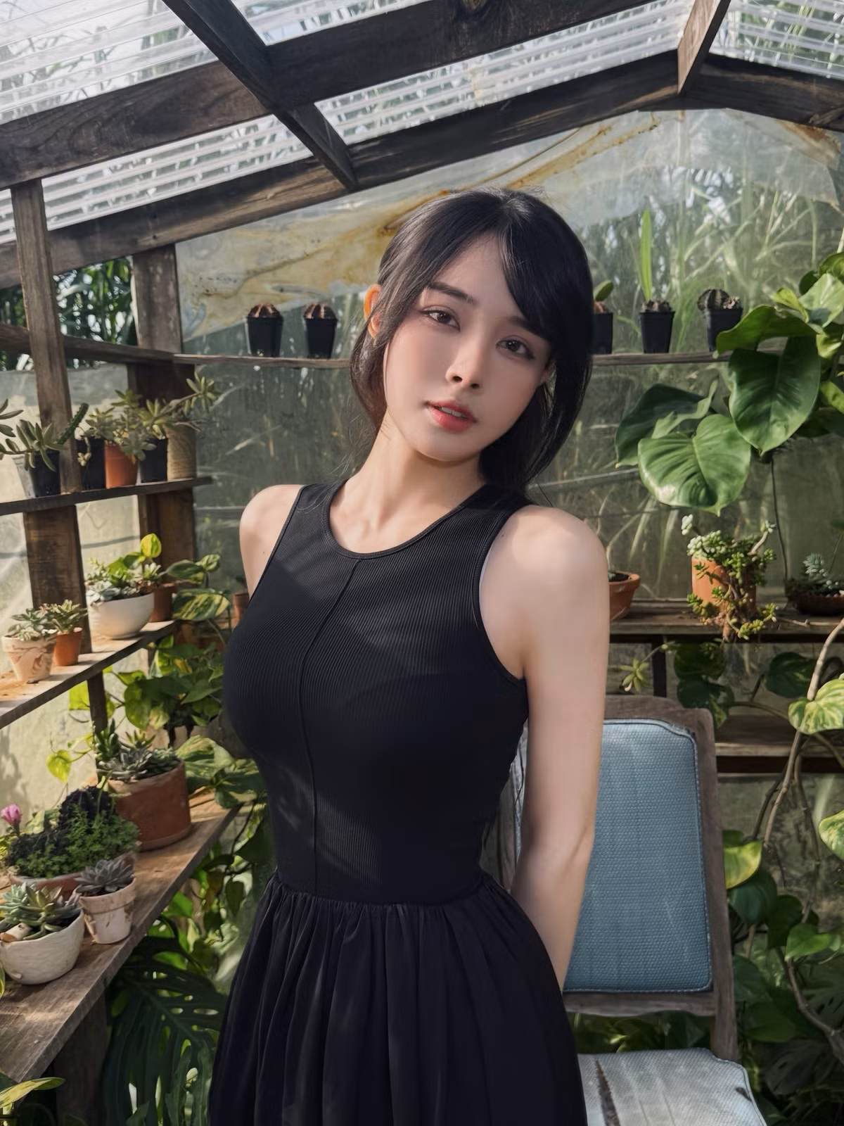Không chỉ gây ấn tượng bởi cơ bụng số 11 và vòng ba chuẩn "nàng WAG nóng bỏng", Bích Hạnh còn sở hữu gương mặt thanh tú với những đường nét sắc sảo.