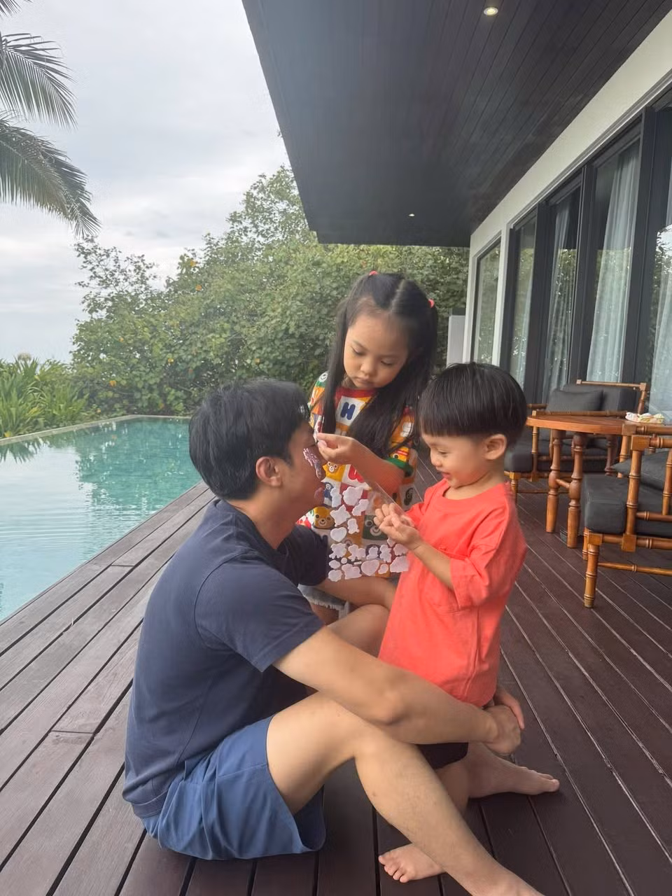 Cường Đôla bị hai con dán sticker đầy mặt. Ảnh: FB Nguyen Quoc Cuong