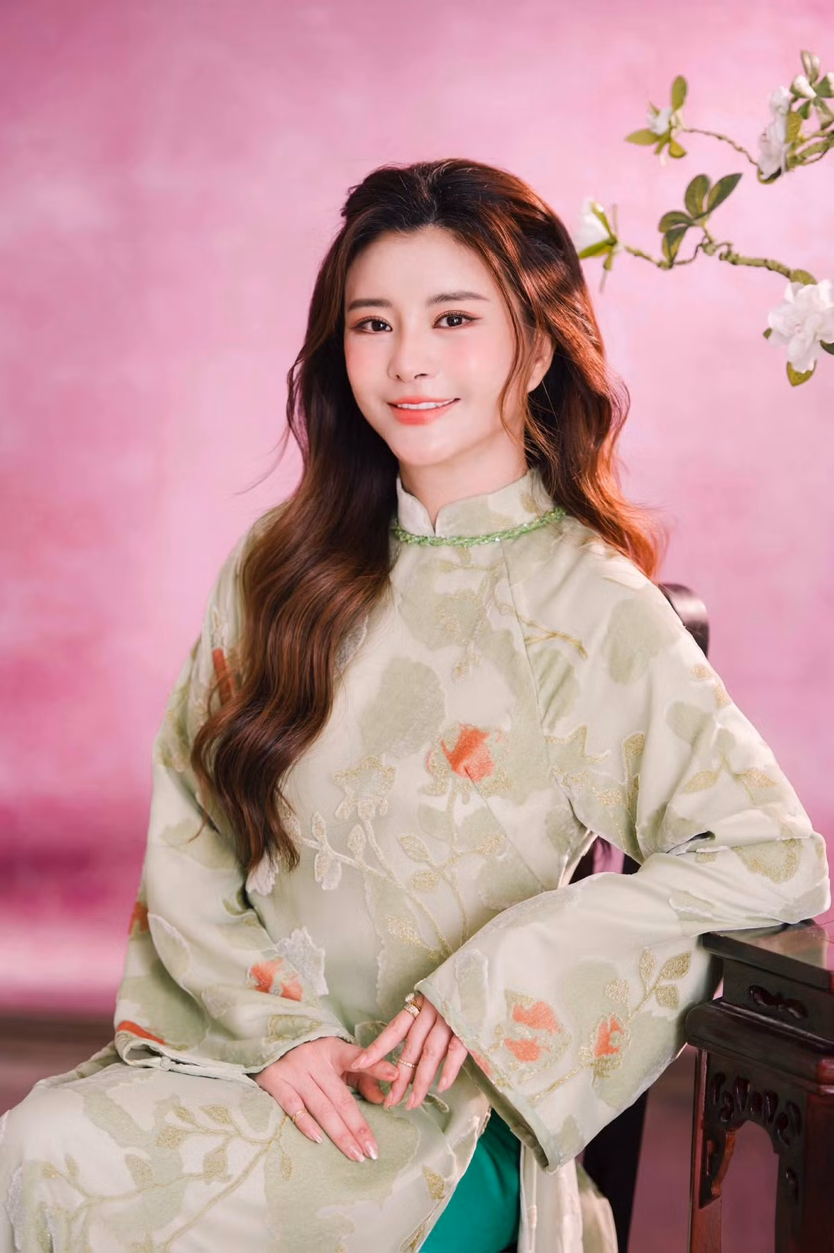 Sau khi trải qua quá trình “tân trang” nhan sắc, NSƯT Kim Oanh dường như ngày càng tự tin hơn với diện mạo mới.