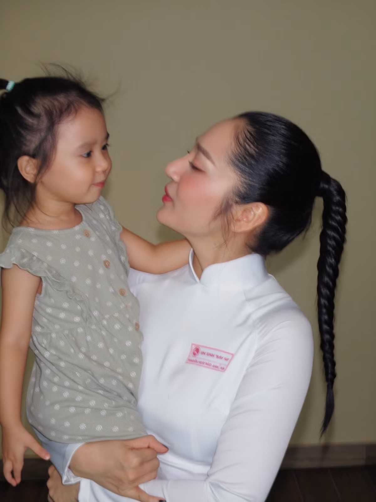 Ca sĩ Bảo Anh cưng nựng con gái trong hậu trường "Em xinh say Hi". Ảnh: FB Bảo Anh