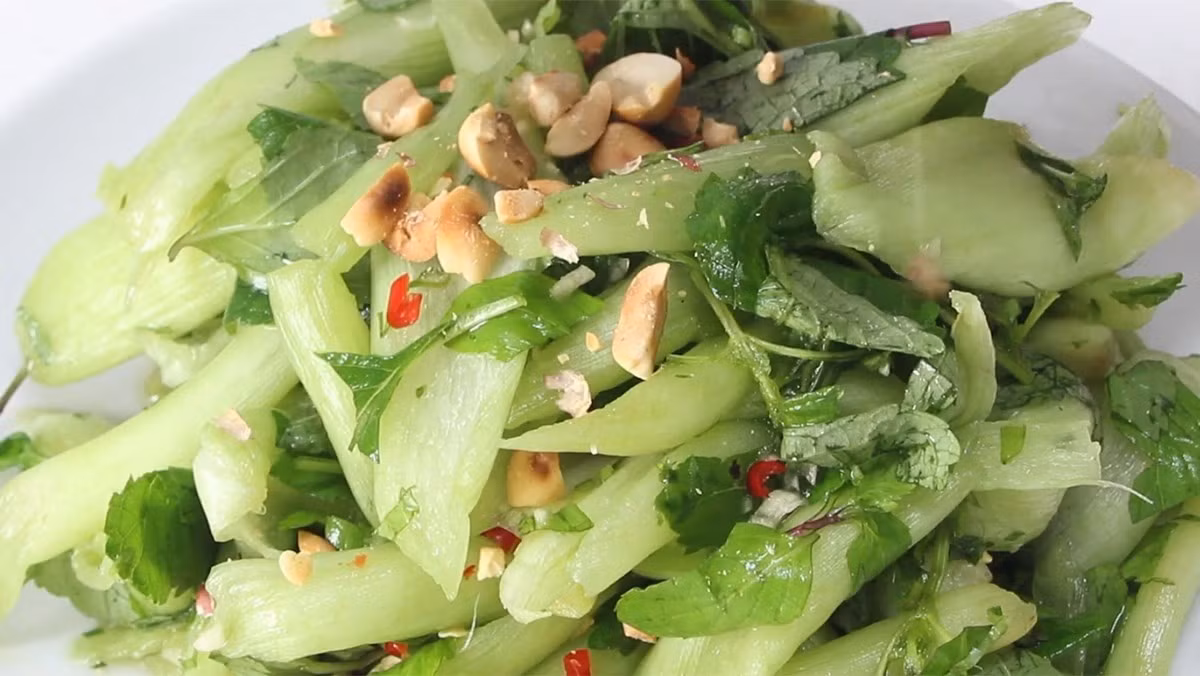 Bên cạnh những lợi ích dinh dưỡng, dọc mùng cũng có nhược điểm đáng lưu ý. Cây có các thành phần gây kích ứng, khiến miệng, lưỡi hoặc họng bị ngứa rát nếu ăn sống hay sơ chế không đúng cách. Để hạn chế nguy cơ này, cần tước bỏ phần xơ bên ngoài, thái lát, bóp kỹ với muối rồi rửa sạch nhiều lần và vắt ráo trước khi nấu. Dọc mùng cần được nấu chín kỹ, không nên ăn sống hoặc chủ quan cho rằng chỉ cần ngâm nước là loại bỏ hoàn toàn chất gây ngứa. Ảnh: Điện máy XANH