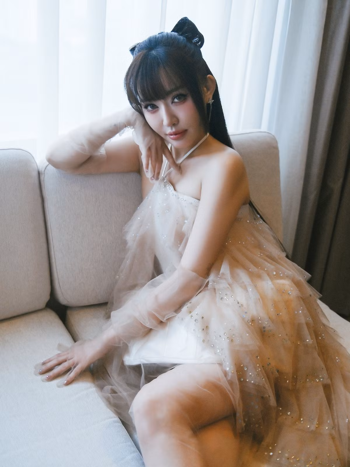 Nếu bạn đã quen hình ảnh của cô nàng ngay từ những ngày đầu bước vào showbiz thì sẽ thấy, Bích Phương trong hiện tại ngày càng trẻ trung, quyến rũ.