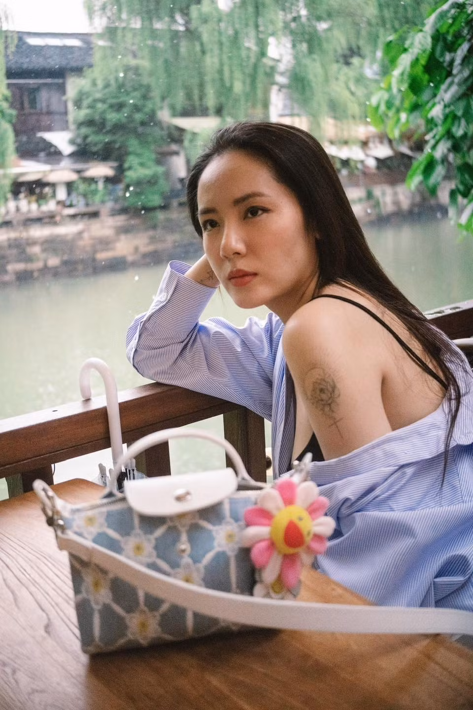 Phương Linh buông lơi vai áo, để lộ hình xăm cá tính ở vai. Ảnh: FB Tran Phuong Linh