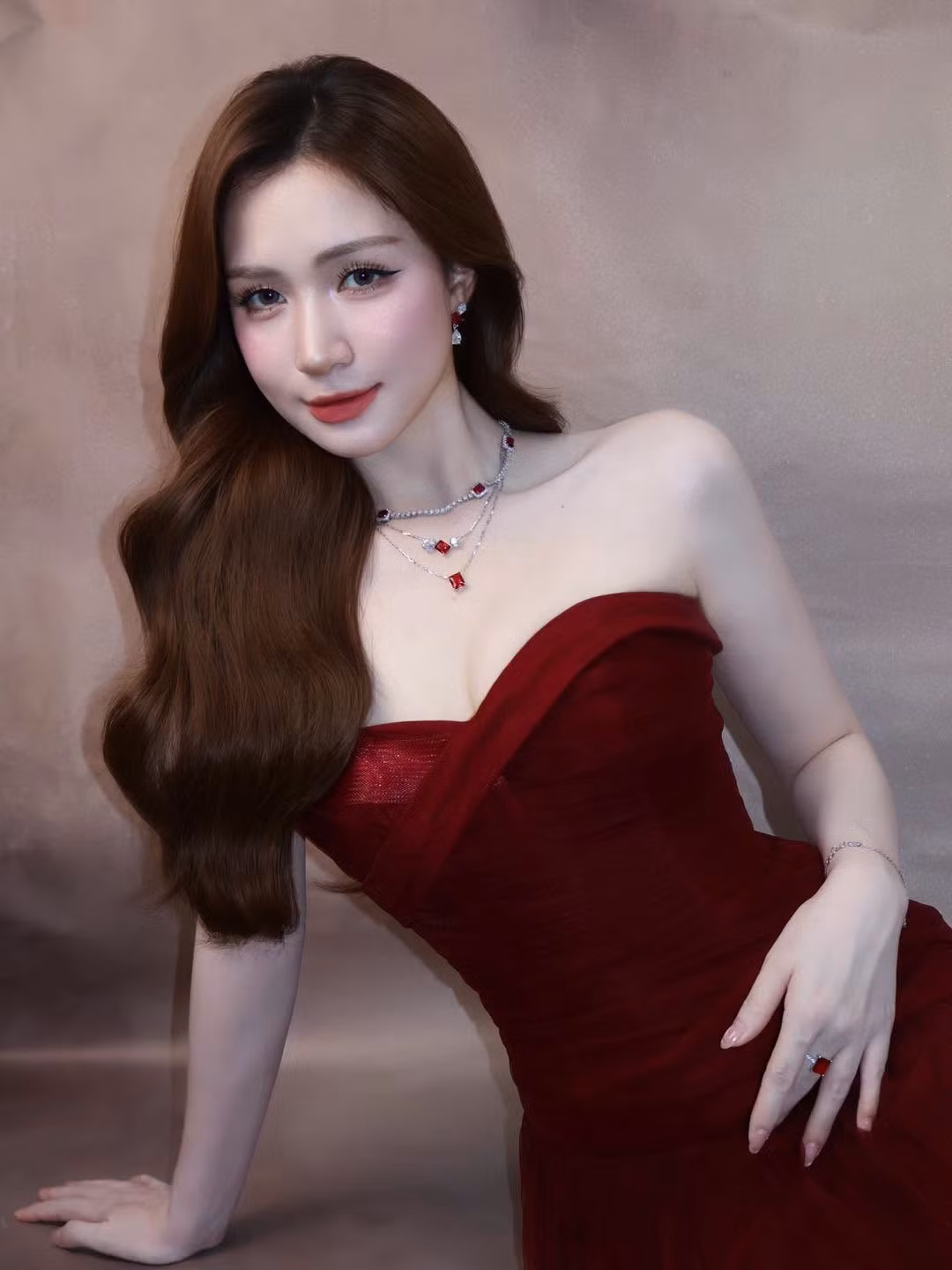 Sự thay đổi trong phong cách thời trang cũng phần nào giúp Hòa Minzy xây dựng hình ảnh đa dạng hơn trong mắt công chúng. Cô không bó hẹp bản thân trong một phong cách cố định mà liên tục thử nghiệm những cách phối đồ mới. Ảnh: FB Hoà Minzy