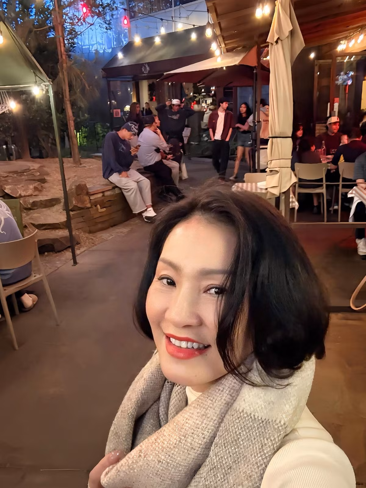 Trong khi Quang Minh trở về Việt Nam, xây dựng tổ ấm mới, thì Hồng Đào vẫn chọn cuộc sống làm mẹ đơn thân, gắn bó cùng hai con gái tại Mỹ.