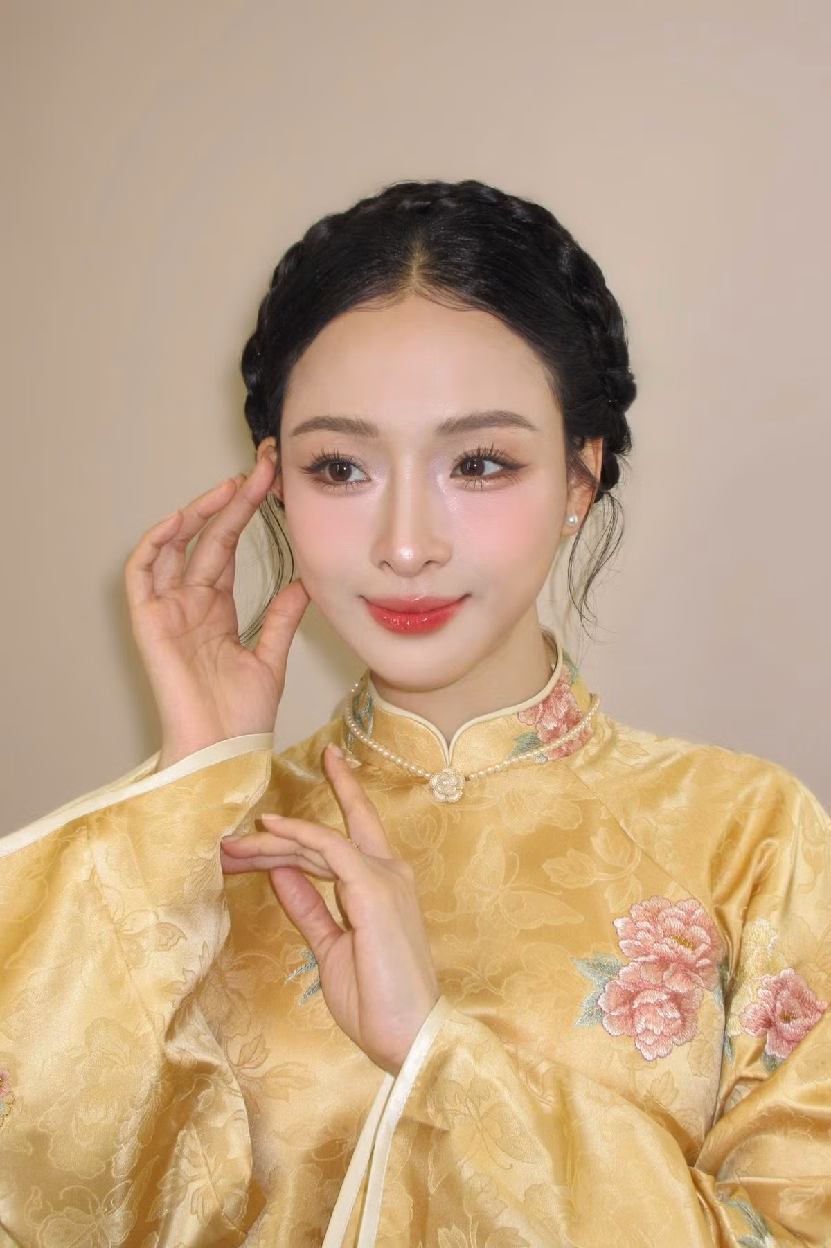 Hoa hậu Trương Hồ Phương Nga dịu dàng với áo dài. Ảnh: FB Trương Hồ Phương Nga