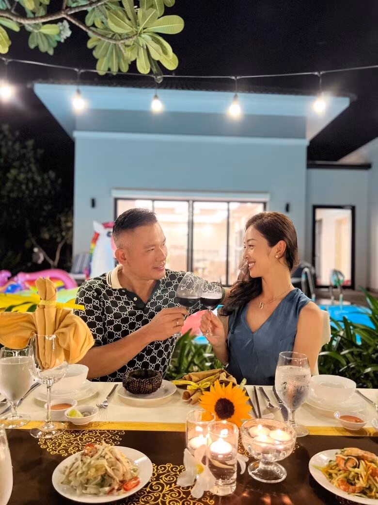 Sau hơn một thập kỷ chia tay nam ca sĩ Quang Dũng, Jennifer Phạm hiện có cuộc sống hôn nhân viên mãn bên doanh nhân thành đạt Đức Hải.