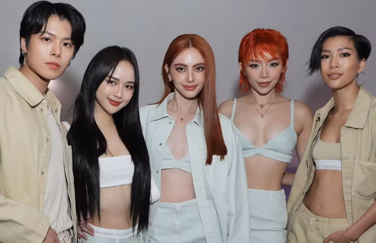 Nữ ca sĩ đầy nổi bật và quyến rũ trước dàn nhân vật nổi tiếng ở các quốc gia châu Á.