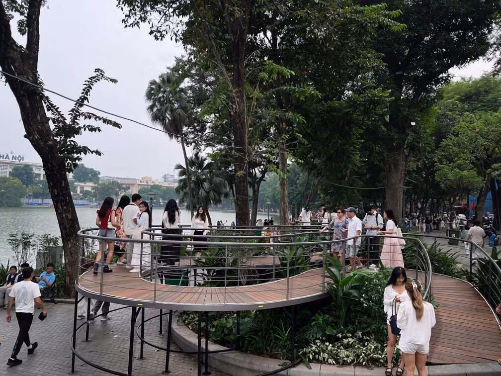 Bên cạnh hệ thống khung gương, cầu cạn cảnh quan uốn lượn qua khu vườn ven hồ cũng thu hút nhiều người lên tham quan, ngắm cảnh và chụp ảnh.