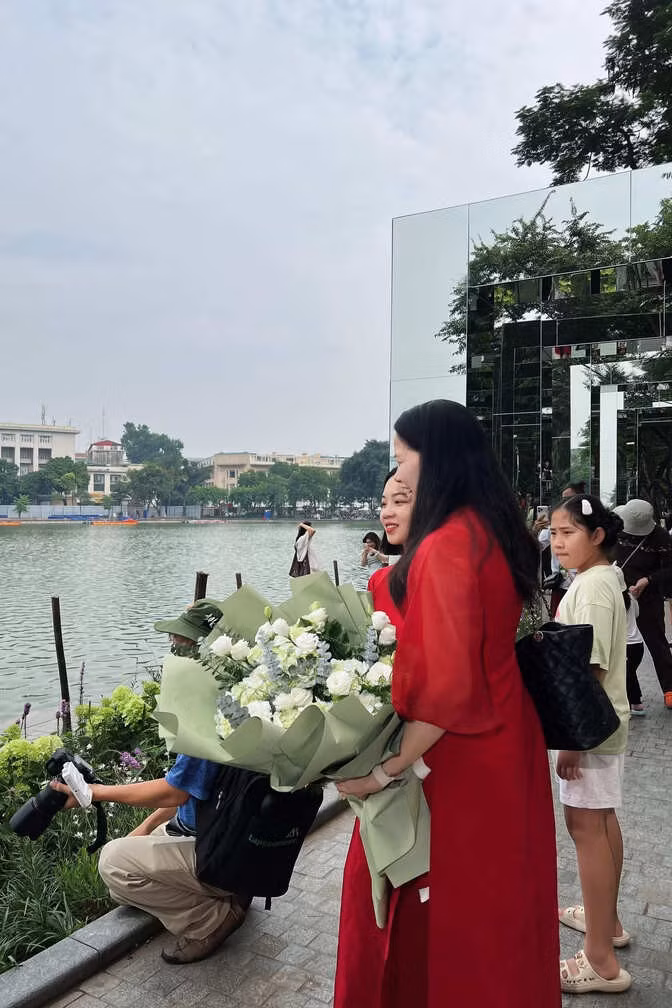Một số người chuẩn bị trang phục, hoa và phụ kiện để có những bức hình chỉn chu tại điểm check-in mới.
