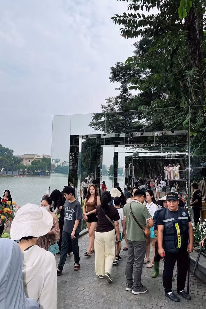 Lượng người đổ về khá đông, đặc biệt vào thời điểm cuối tuần, khiến khu vực quanh các khung gương luôn nhộn nhịp.