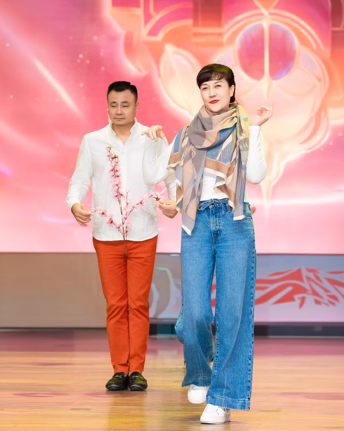 Vân Dung tiết lộ hậu trường tập luyện cùng Tự Long cho chương trình Quảng trường mùa xuân, phát sóng thay thế Táo Quân năm nay. Ảnh: FB Vân Dung