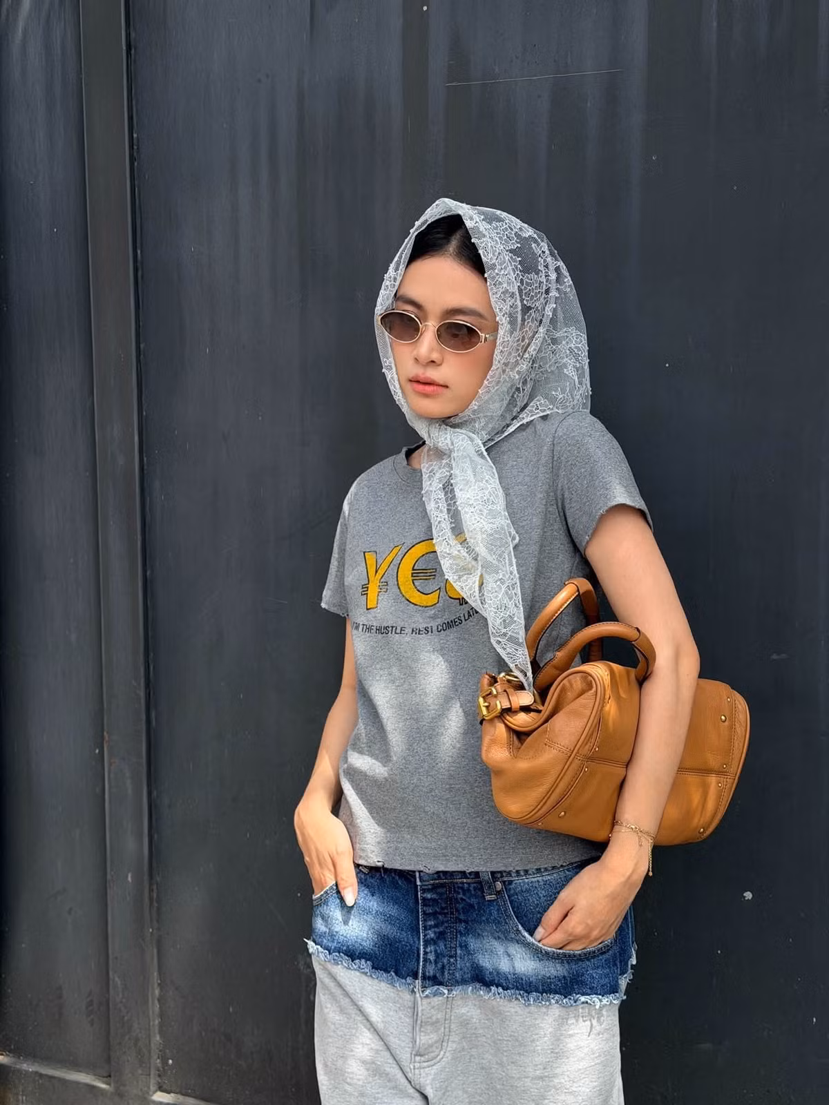 Nữ ca sĩ vẫn sở hữu diện mạo trẻ trung, rạng rỡ và tràn đầy sức sống. Ảnh: FB Hoàng Thuỳ Linh