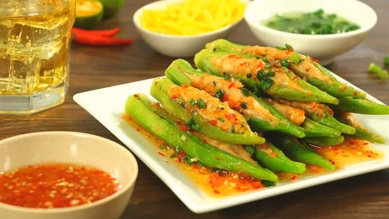 Đậu bắp là thực phẩm bình dân nhưng mang lại nhiều giá trị dinh dưỡng nếu được sử dụng hợp lý. Để tận dụng lợi ích của loại quả này, mỗi người nên ưu tiên đậu bắp tươi, rửa sạch trước khi chế biến và lựa chọn phương pháp luộc, hấp hoặc xào ít dầu. Ảnh: Bách hoá XANH