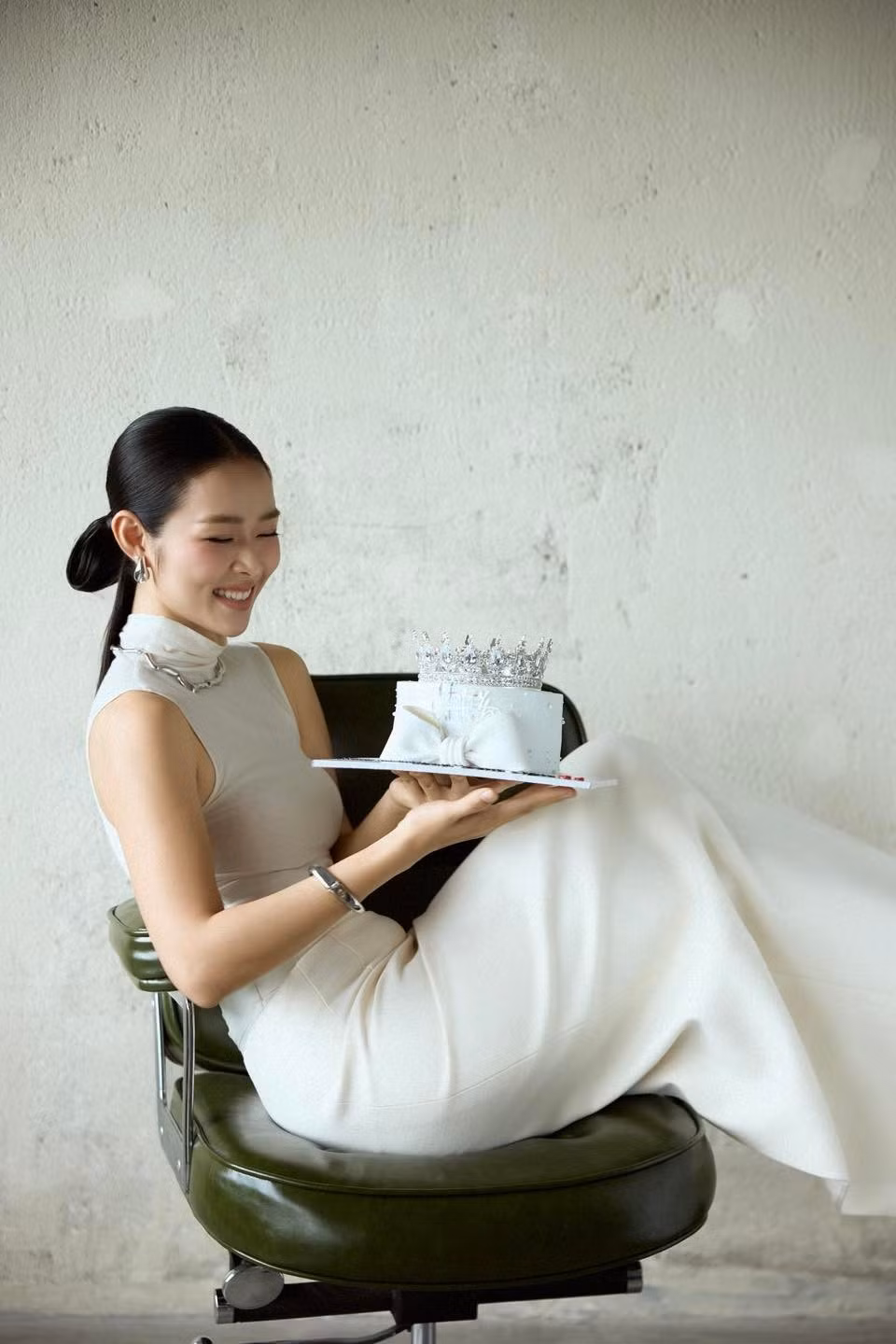 Nữ diễn viên diện váy ôm sát màu trắng kem, khéo léo khoe vóc dáng thanh thoát cùng làn da trắng mịn.