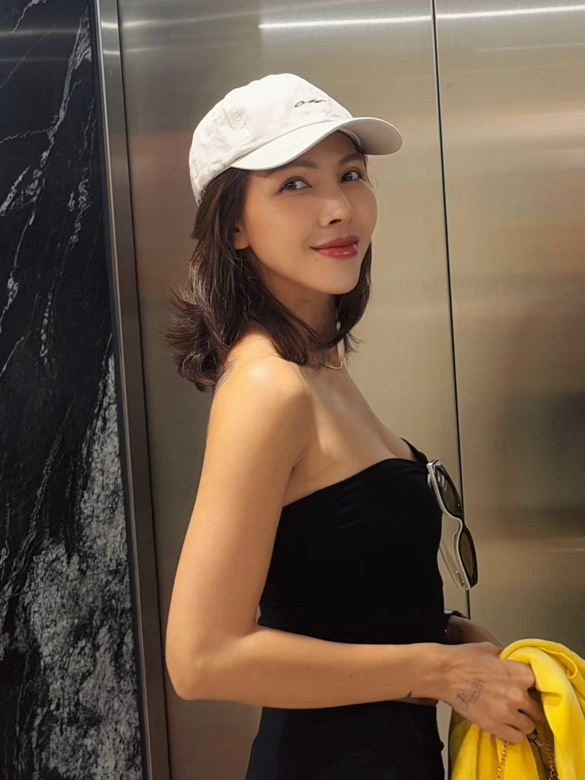 Dưới nhiều bài đăng của nữ siêu mẫu, cộng đồng mạng liên tục dành lời khen cho vóc dáng “body như tạc tượng” của cô ở tuổi ngoài 35.