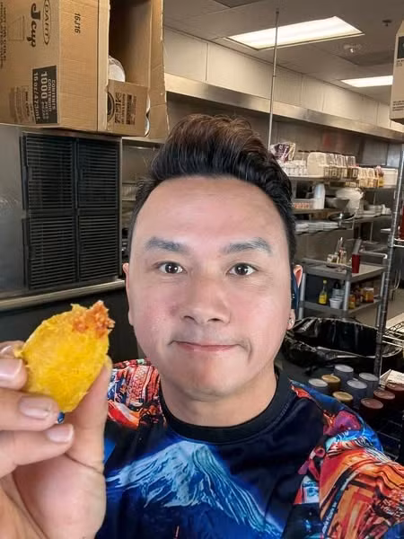 Hàn Thái Tú bất ngờ khi thử chuối chấm muối ớt và thấy món này rất ngon. Ảnh: FB Han Thai Tu