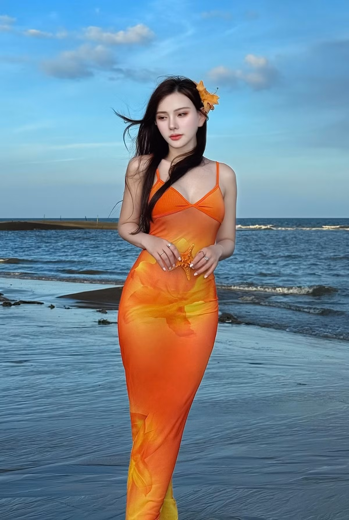 Mới đây, Thu Thủy chia sẻ loạt ảnh chụp bên bờ biển, trong đó cô diện chiếc váy hai dây gam màu cam rực rỡ. Ảnh: FB Nguyễn Thu Thuỷ