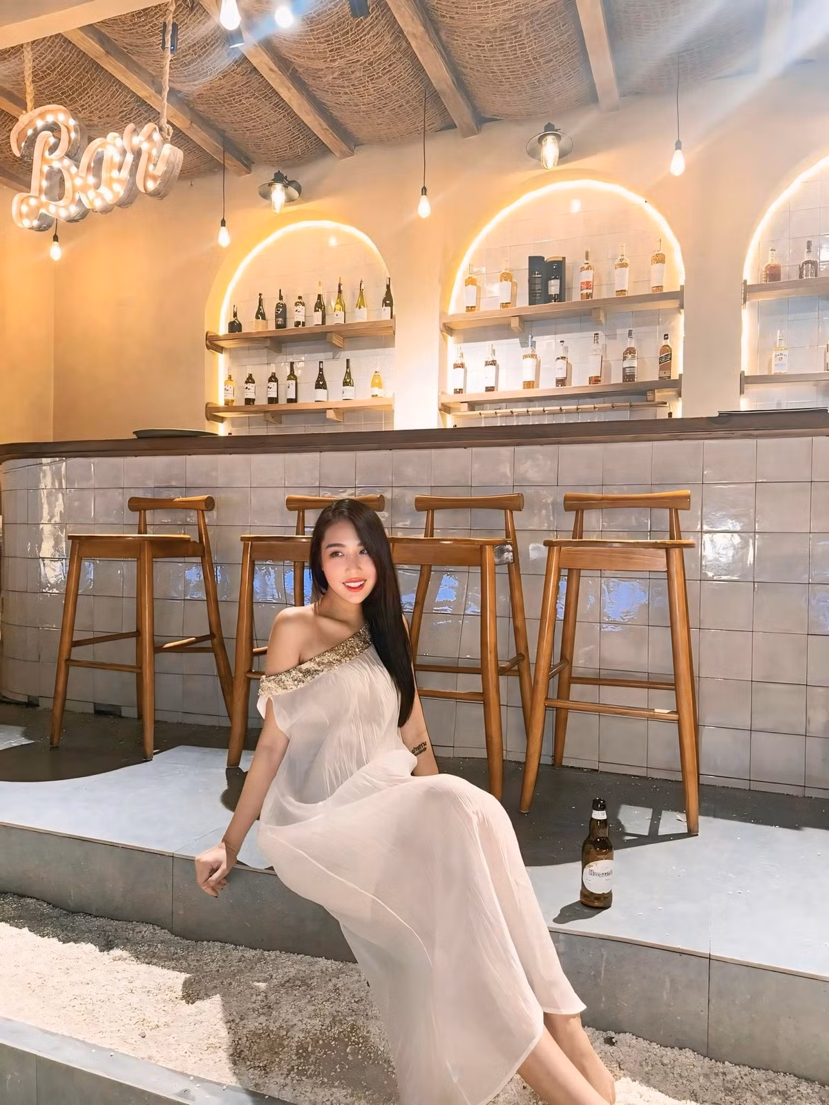Cô chọn bikini màu cam rực rỡ, tôn da và khoe trọn đôi chân dài cùng đường cong quyến rũ. Ảnh: FB Tăng Khánh Chi