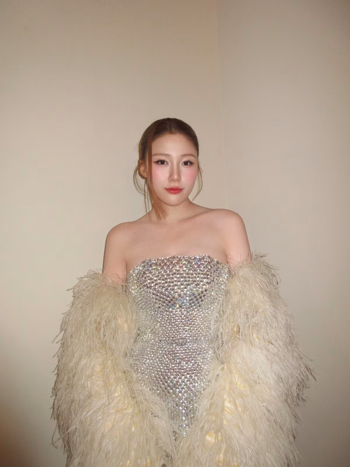Dù không lựa chọn những thiết kế quá táo bạo hay phô diễn cơ thể, nữ diễn viên vẫn đủ khiến người hâm mộ “đốt mắt” bởi vẻ đẹp trẻ trung, chỉn chu và đầy tự tin.