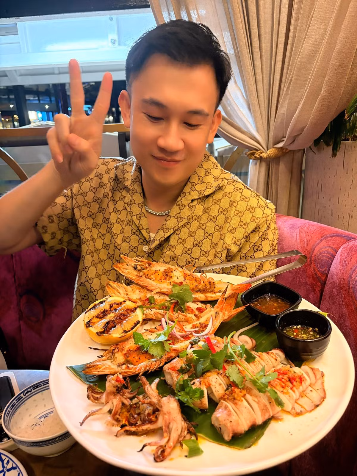 Ca sĩ Dương Triệu Vũ khoe đĩa thức ăn toàn hải sản. Ảnh: FB Dương Triệu Vũ