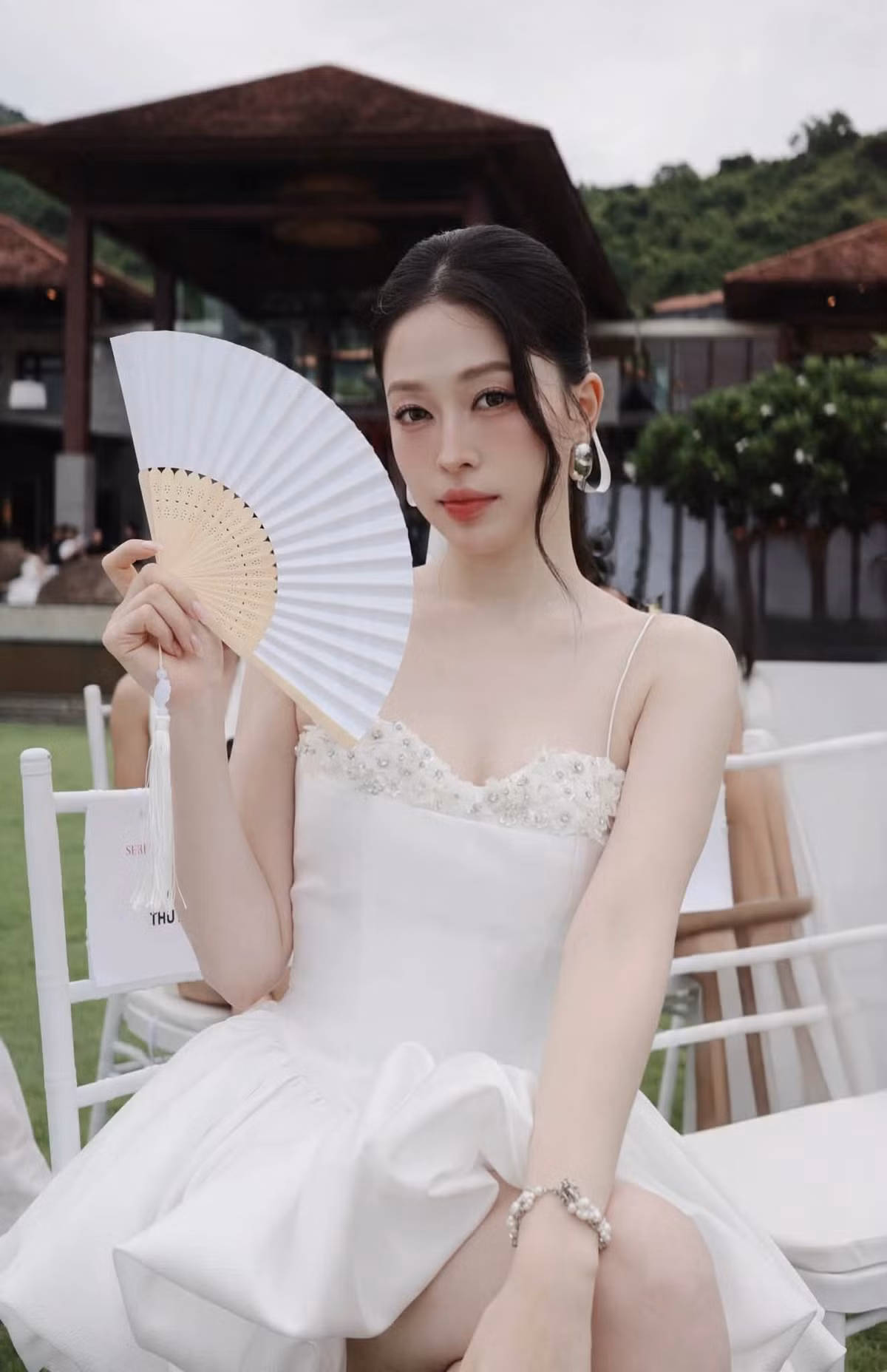 Phương Nga còn có niềm đam mê đặc biệt với bộ môn múa. Cô từng tự học múa qua YouTube từ năm lớp 7 và không trải qua trường lớp chuyên nghiệp. Khi còn là sinh viên Đại học Kinh tế Quốc dân, người đẹp cũng là thành viên đội văn nghệ của trường. Đây có lẽ là bí quyết giúp cô có thân hình mềm mại, vóc dáng thon gọn. Ảnh: FB Bùi Phương Nga