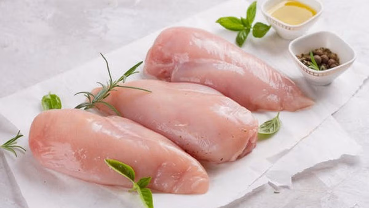 Ức gà bỏ da là lựa chọn giàu protein nhưng gần như không chứa carbohydrate, phù hợp để xây dựng bữa ăn cân đối cho người cần kiểm soát đường huyết. Có thể chế biến bằng cách luộc, hấp hoặc áp chảo với lượng dầu vừa phải, kết hợp cùng rau xanh thay vì các loại sốt nhiều đường. Ảnh: Điện máy XANH