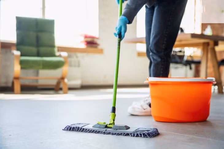 Giải pháp đúng là dùng khăn hoặc chổi khô để phủi sạch bụi trước, sau đó mới lau ướt. Nhờ vậy, bề mặt sẽ sạch sâu hơn và không phải lau đi lau lại nhiều lần.