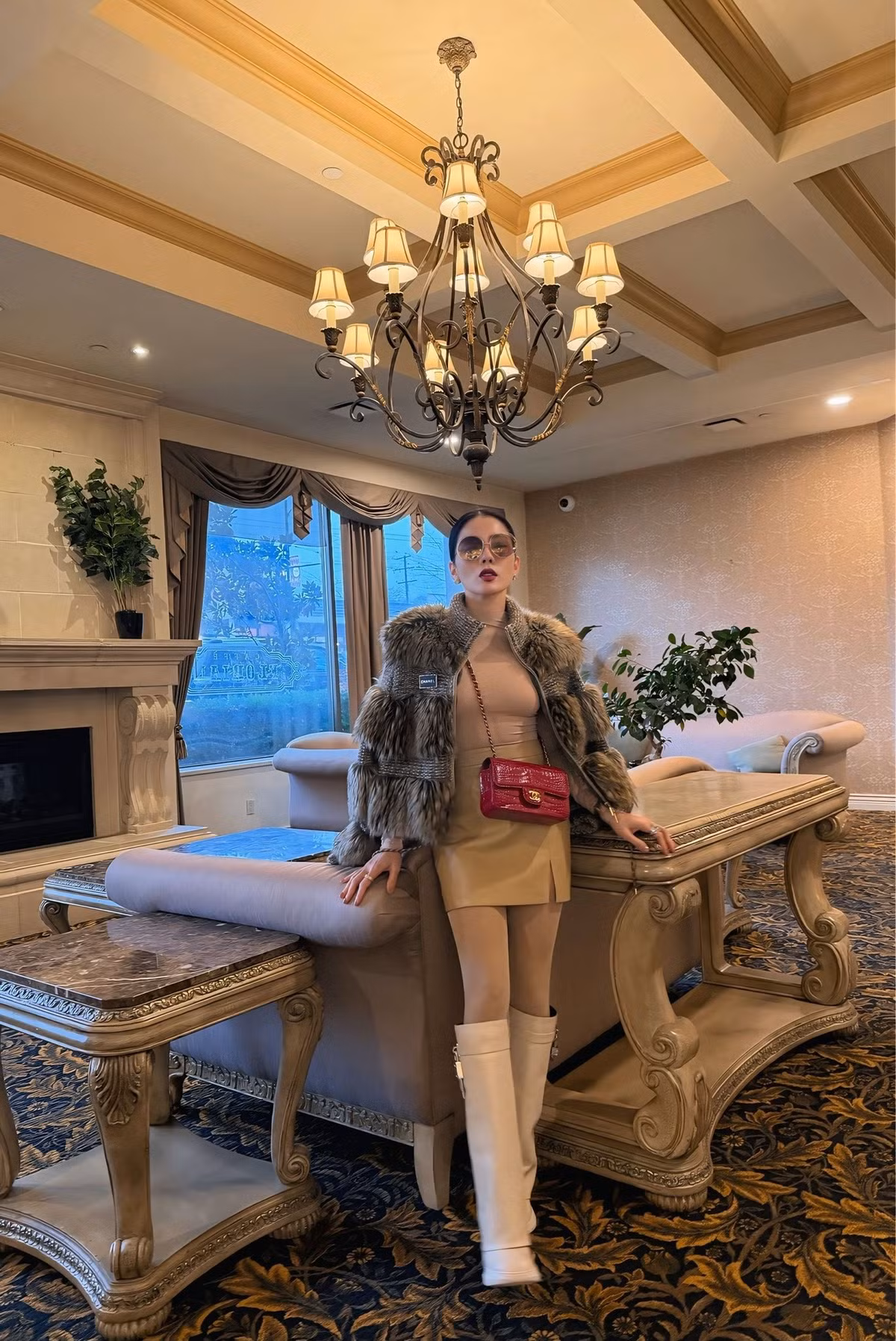 Lần này, Lệ Quyên chọn tông nude và be làm chủ đạo, kết hợp áo ôm sát tôn đường cong và chân váy da dáng ngắn giúp khoe đôi chân thon gọn.
