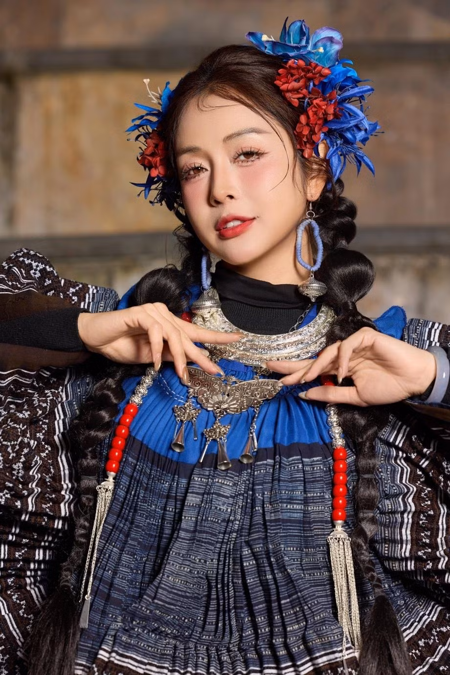 Tin tức sao Việt 11/1: Hoa hậu Jennifer Phạm chọn trang phục cảm hứng cô gái vùng cao khi làm giám khảo của Hoa hậu Du lịch Việt Nam 2026. Ảnh: FB Jennifer Pham