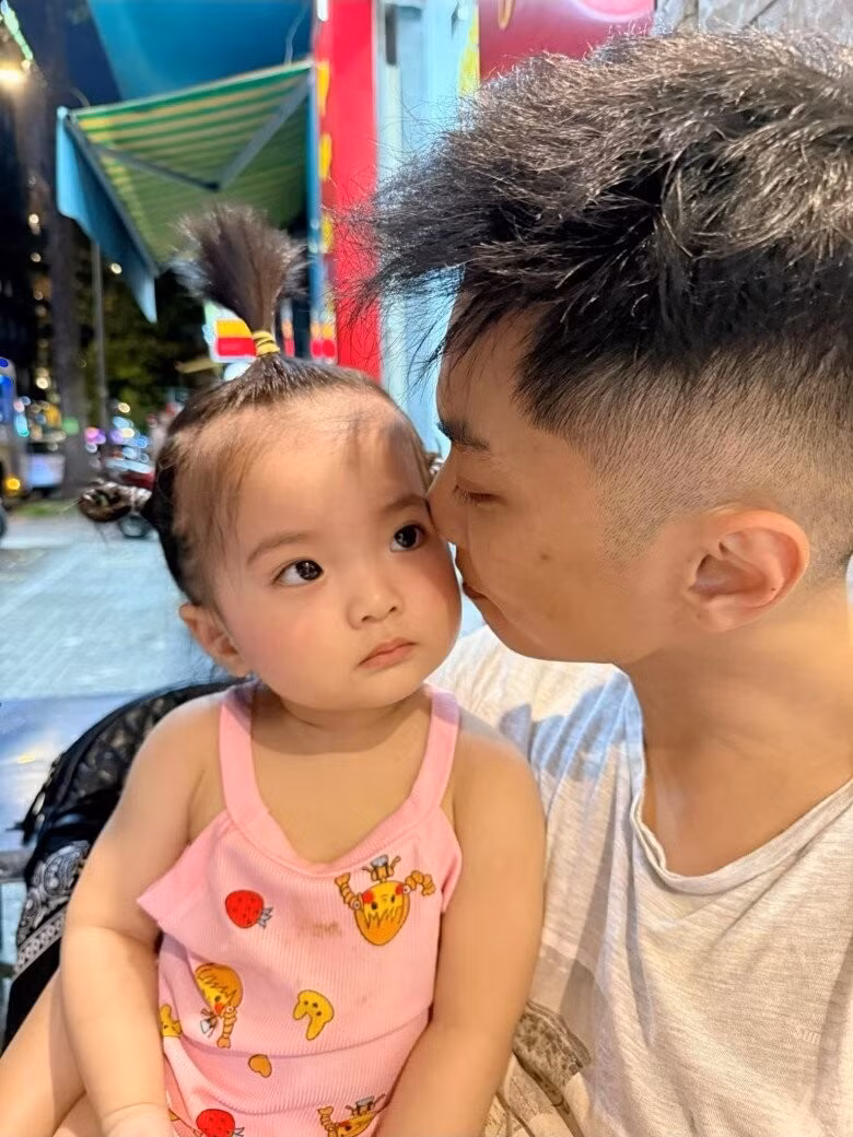 Vẻ ngoài như búp bê của cô bé Lisa khiến dân mạng thích thú. Ảnh: FB Nguyen Khanh Thi