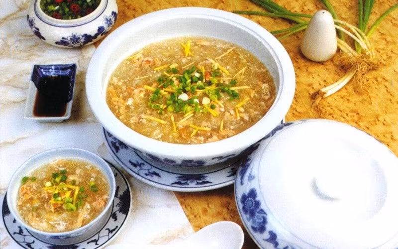 Súp gà nấm rơm: Nấu nước dùng gà, cho nấm rơm, bắp non và trứng đánh tan, thêm gà xé sợi. Súp sánh mịn, dễ ăn cho mọi lứa tuổi.