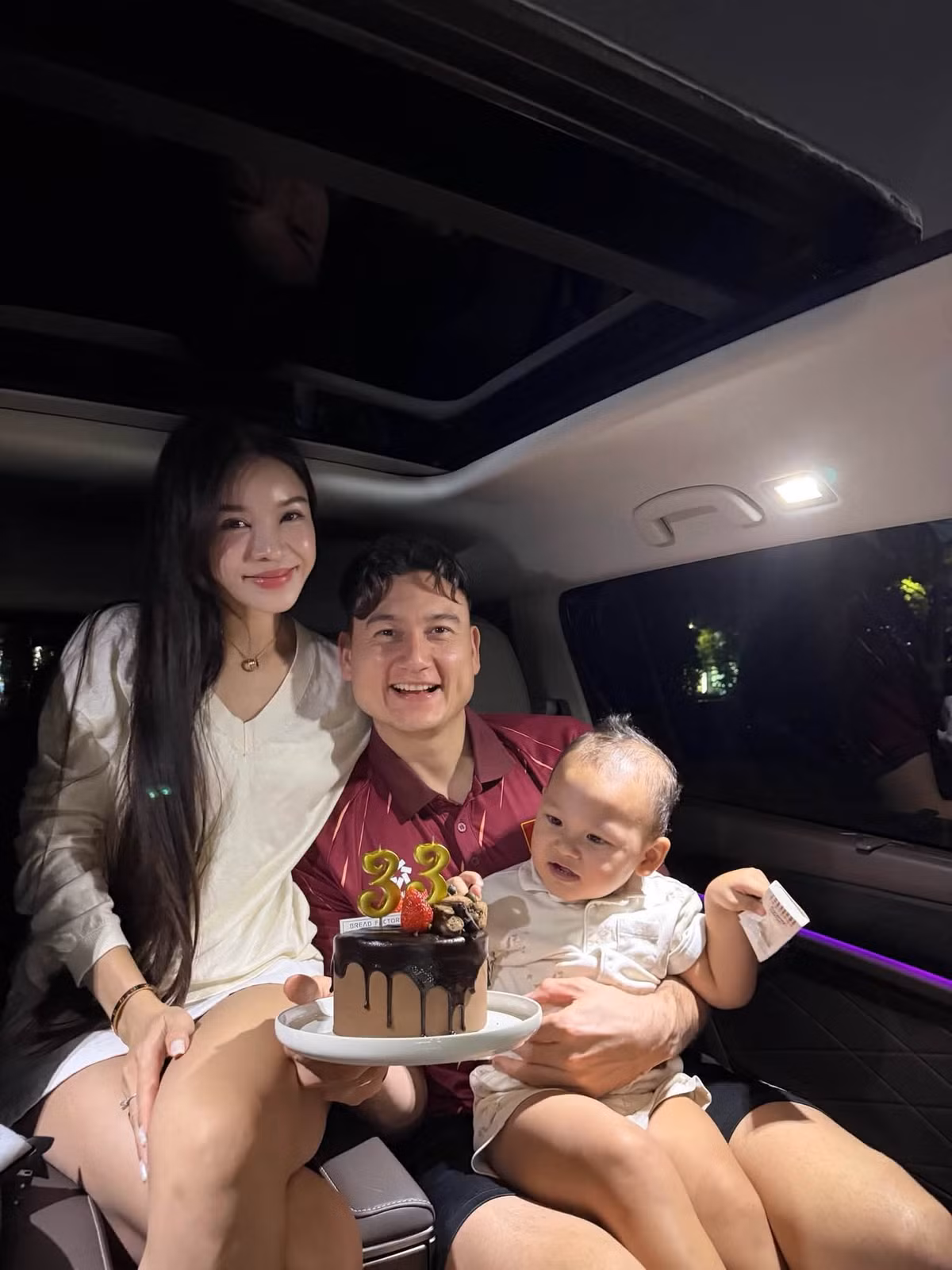 Sau khi trở thành mẹ, Yến Xuân nhanh chóng lấy lại vóc dáng và thường xuyên chia sẻ những khoảnh khắc đời thường trên mạng xã hội. Thân hình gọn gàng, săn chắc cùng đường cong rõ nét giúp bà xã Đặng Văn Lâm nhận được nhiều lời khen. Ảnh: FB Bùi Thị Yến Xuân