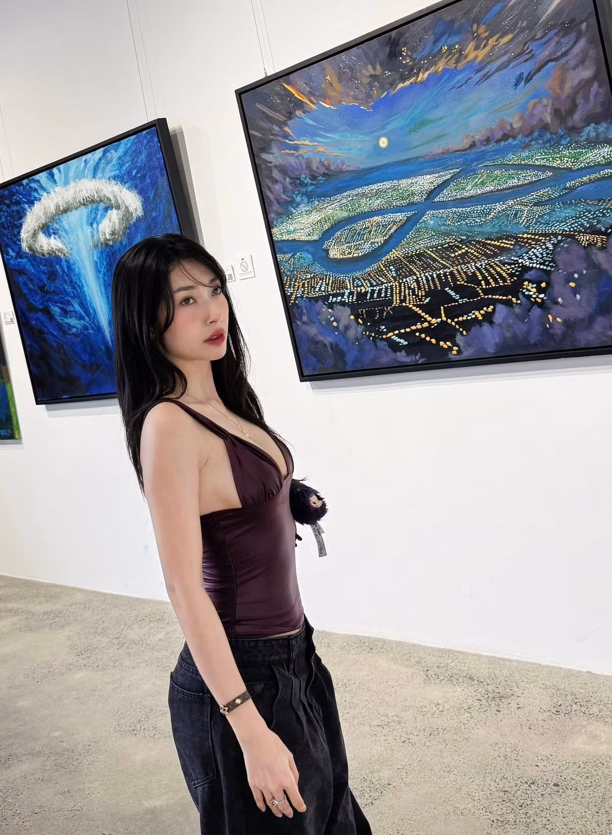 Diện áo khoét sâu táo bạo, nữ ca sĩ khéo léo khoe trọn bờ vai trần, vòng một đầy đặn cùng làn da trắng mịn không tì vết. Ảnh: FB Khổng Tú Quỳnh