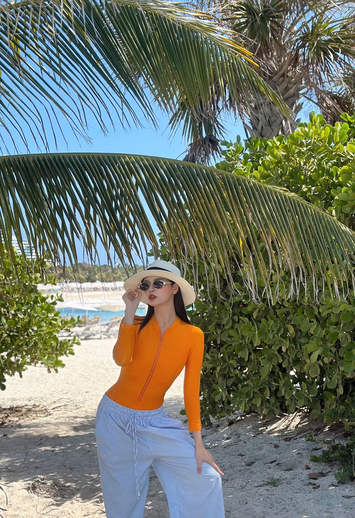 Trương Quỳnh Anh mặc áo tắm dài tay kết hợp quần suông khi đi biển. Ảnh: FB Trương Quỳnh Anh