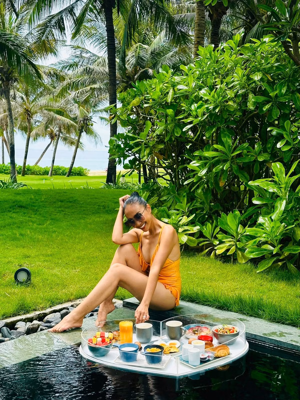 Đoan Trang mặc bikini liền thân tạo dáng bên hồ bơi. Ảnh: FB Doan Trang