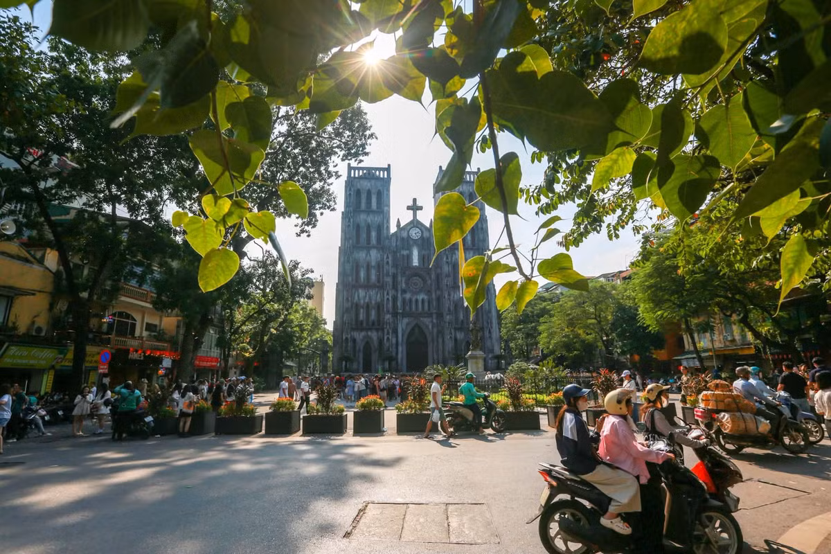 Nhà thờ Lớn gây ấn tượng với kiến trúc Gothic đặc trưng, mang vẻ đẹp cổ kính giữa lòng phố thị. Xung quanh là những con phố nhỏ và các quán cà phê ấm áp, thích hợp để thưởng thức một ly cà phê trứng hay nhâm nhi chút cốm mùa thu. Ảnh: Phạm Khánh Huy